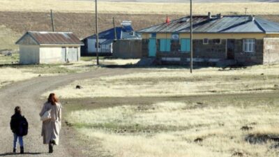 Ağrı'nın ücra bir mezrasında görev yapan genç öğretmen Sedanur Açış,