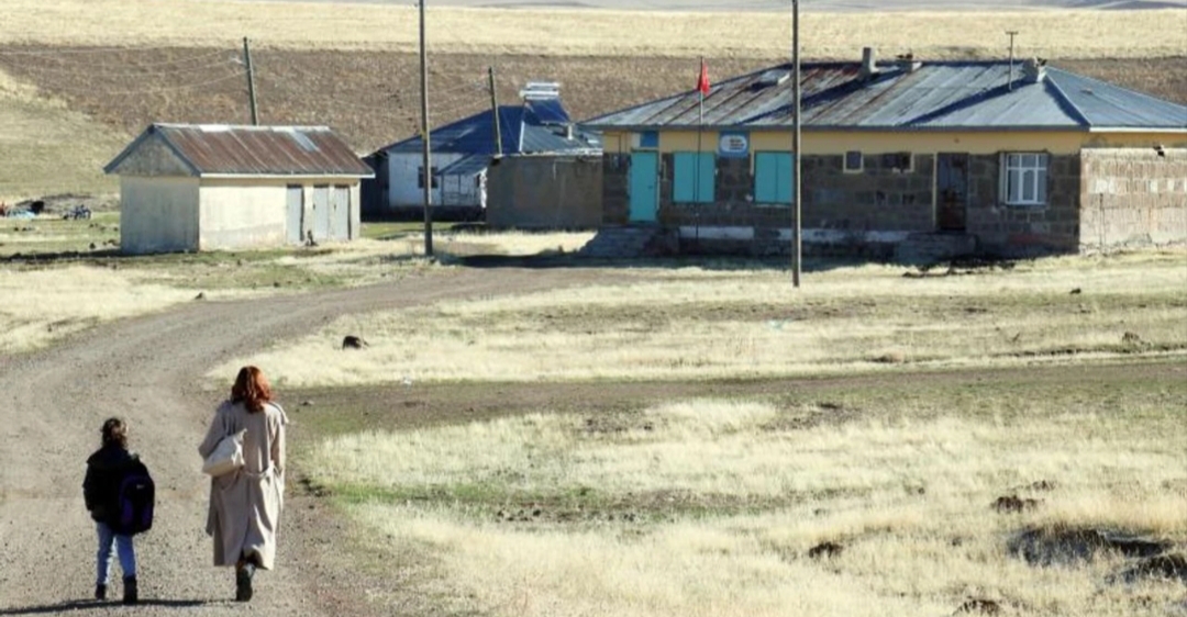 Ağrı'nın ücra bir mezrasında görev yapan genç öğretmen Sedanur Açış,