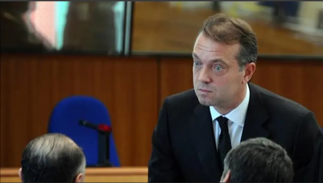 Türkiye’deki mahkeme kararlarının siyasi olduğunu iddia eden Cem Uzan, Paris’teki