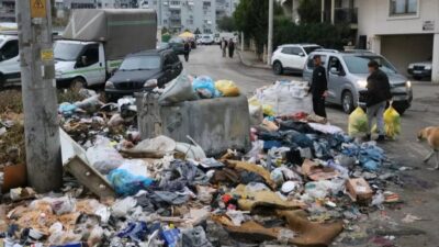 İzmir'de, CHP'li Buca Belediyesi Temizlik İşleri Müdürlüğü Şantiyesi'nde depolanan çöplerin