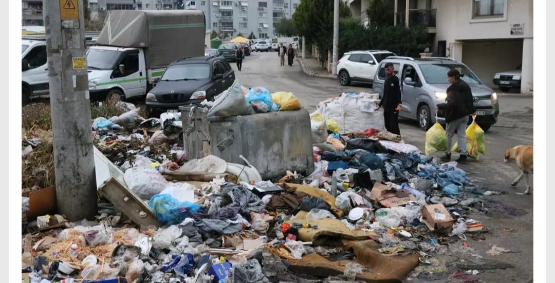 İzmir'de, CHP'li Buca Belediyesi Temizlik İşleri Müdürlüğü Şantiyesi'nde depolanan çöplerin