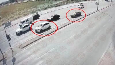 Konya'nın Meram ilçesinde kırmızı ışıkta bekleyen öğretmen Mevlüt Külcü'nün aracına