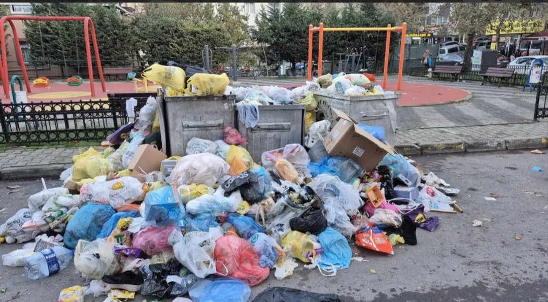 CHP'li Maltepe Belediyesi işçileri, ikramiyelerinin ve eğitim ücretlerinin verilmediği gerekçesiyle