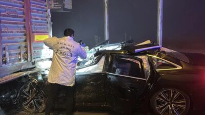 Kütahya'da otomobilin tıra arkadan çarpması sonucu 2'si kadın 4 kişi