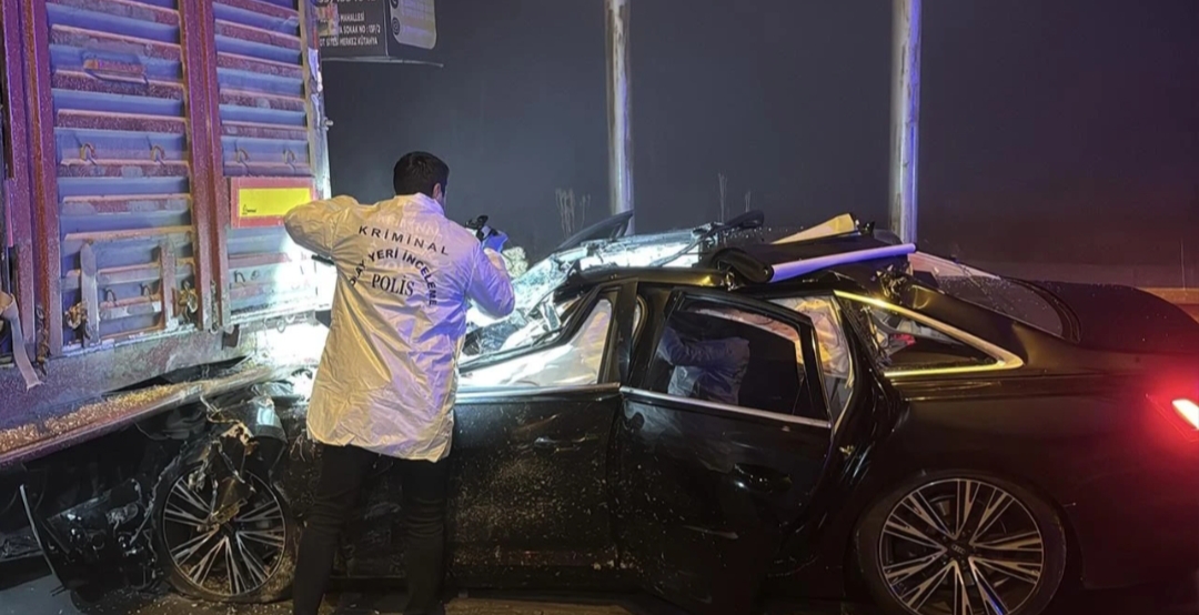 Kütahya'da otomobilin tıra arkadan çarpması sonucu 2'si kadın 4 kişi