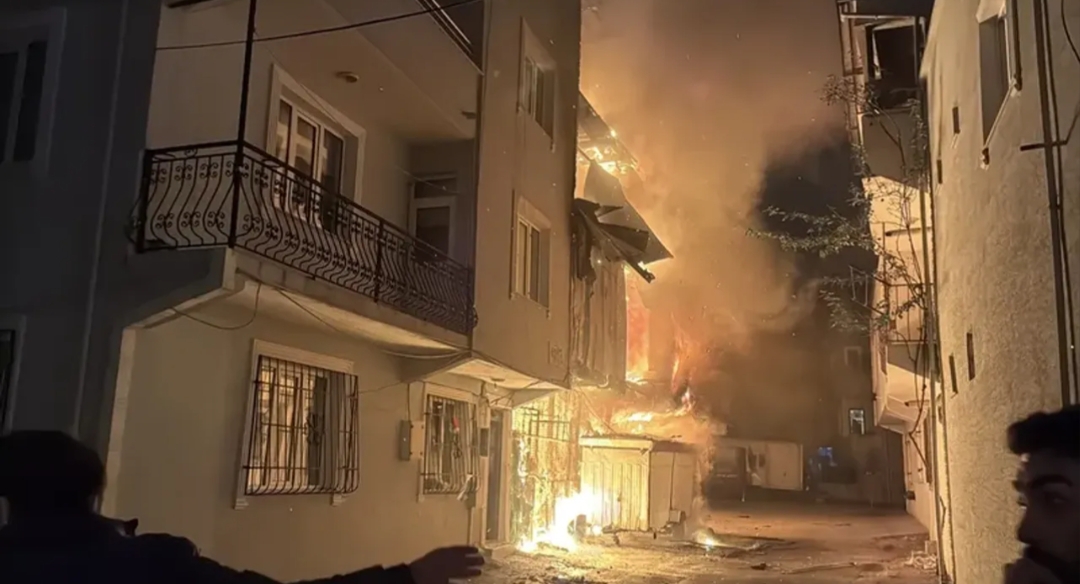 Bursa’da apartman yangını: Alevler iki binaya sıçradı Yıldırım ilçesinde bir apartmanın giriş katında çıkan yangın kısa sürede