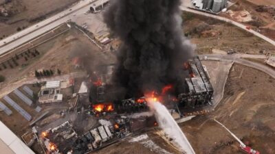 Kimya fabrikasında korkutan yangın: Vali son durumu açıkladı Kırıkkale Organize Sanayi Bölgesi'nde (OSB) kimyasal ürünler üreten bir fabrikada