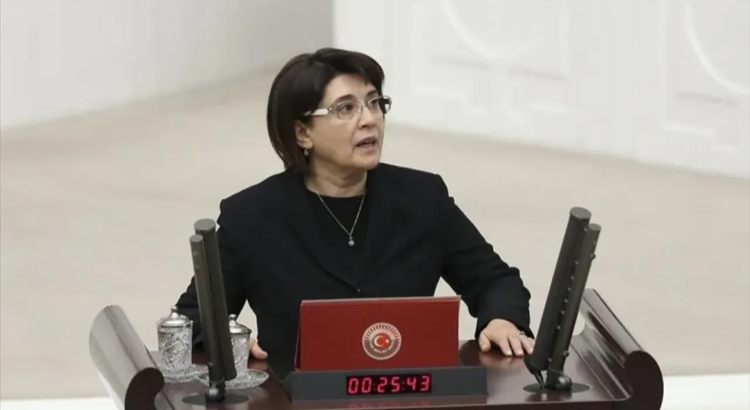 Erkan Akçay: Leyla Zana, Alparslan Türkeş’in ‘kızım’ diye hitap ettiği şahsiyettir MHP Grup Başkanvekili Erkan Akçay, Leya Zana'ya yapılan küfürlü tezahüratları