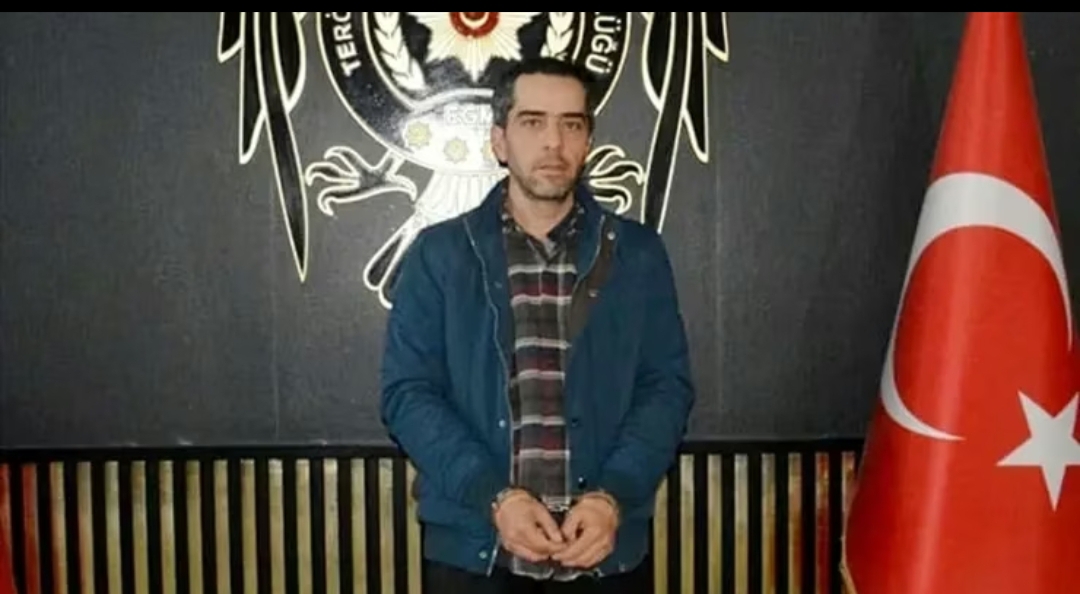 Hakkında "silahlı terör örgütüne üye olma" suçundan arama kararı bulunan