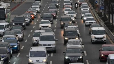 Başkentte Konya yolu üzerinde bulunan bir alışveriş merkezinin (AVM) önünde