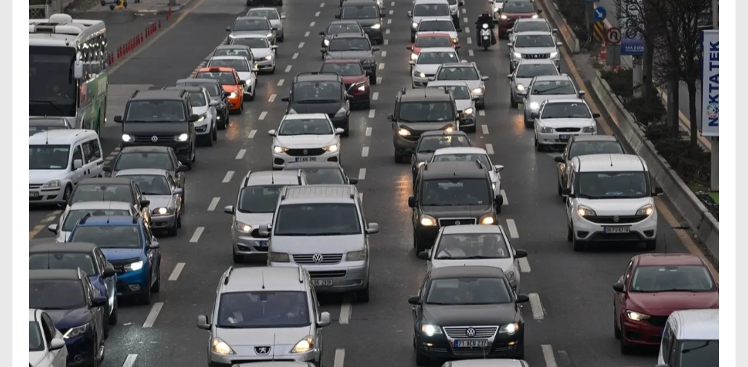 Başkentte Konya yolu üzerinde bulunan bir alışveriş merkezinin (AVM) önünde
