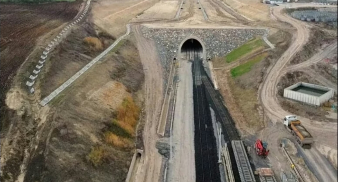 4 saatlik yol 1,5 saate düşecek: Gelecek yıl hizmete açılıyor Türkiye'nin Avrupa ülkeleriyle yüksek standartlı demir yolu bağlantısını sağlayacak Halkalı-Kapıkule