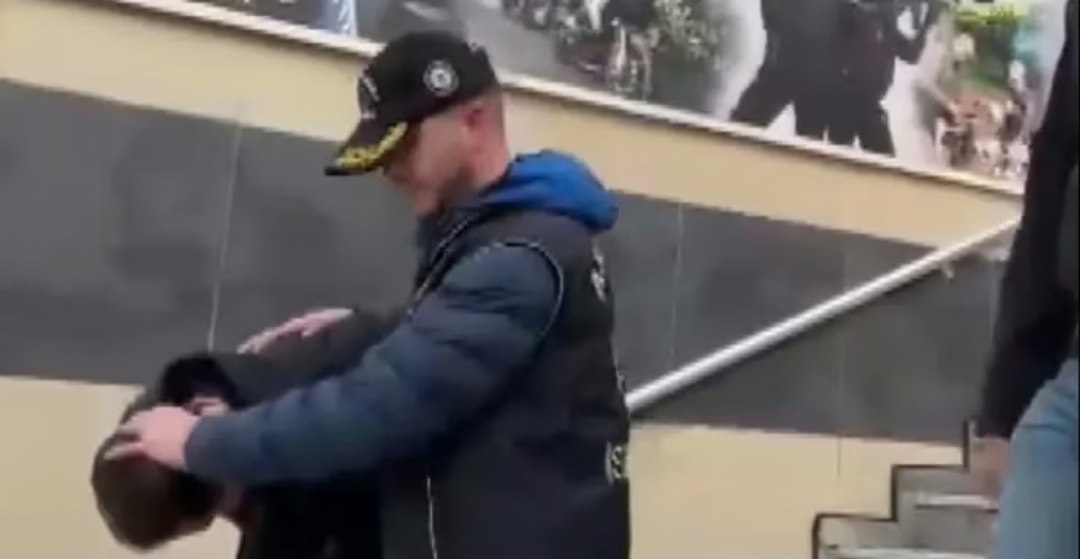 İstanbul'da çevresindekilere kendini "Lübnanlı Murat" olarak tanıtan İsmail D., birliktelik