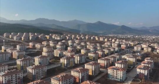 Deprem bölgesinde yürütülen 455 bin ev ve iş yerlerinin yapımının