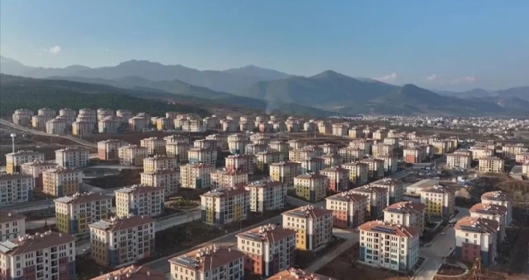 Deprem bölgesinde yürütülen 455 bin ev ve iş yerlerinin yapımının