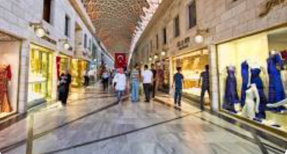Bursa’nın ticaret kalbi olan Tarihi Çarşı ve Hanlar Bölgesi’nde alışveriş