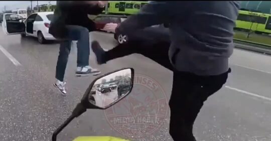 Bursa-İzmir yolu üzerinde ‘yol verme’ meselesi yüzünden çıkan tartışma, meydan