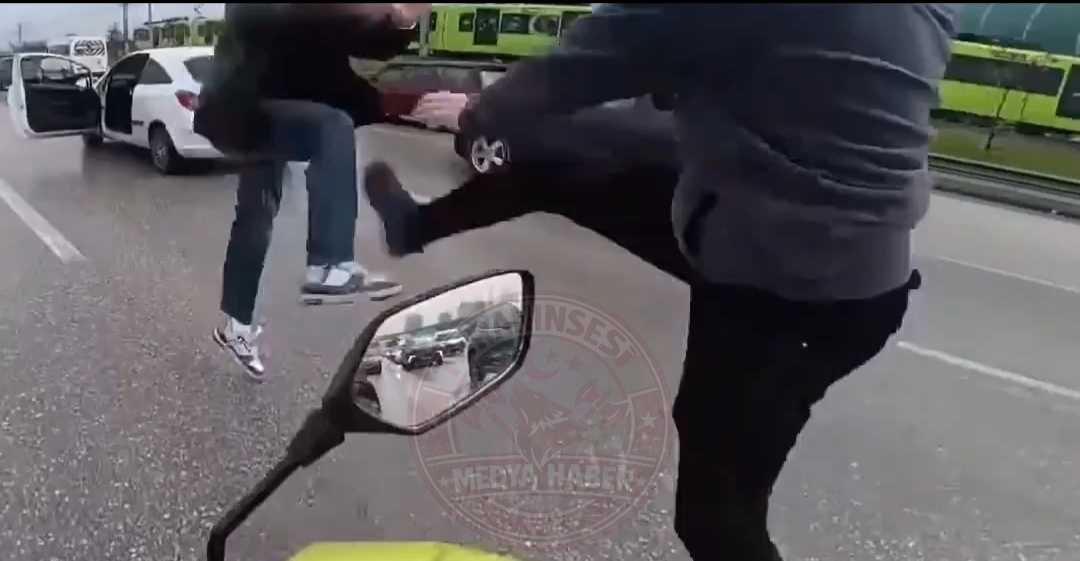 Bursa’da trafikte ‘uçan tekmeli’ düello: İki sürücü de gözaltında! Bursa-İzmir yolu üzerinde ‘yol verme’ meselesi yüzünden çıkan tartışma, meydan