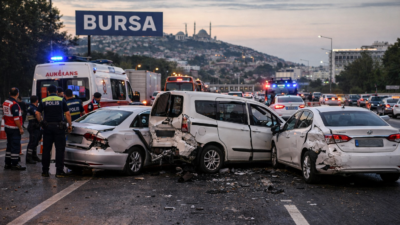 BURSA – Bursa’da sabah saatlerinde meydana gelen zincirleme trafik kazası,