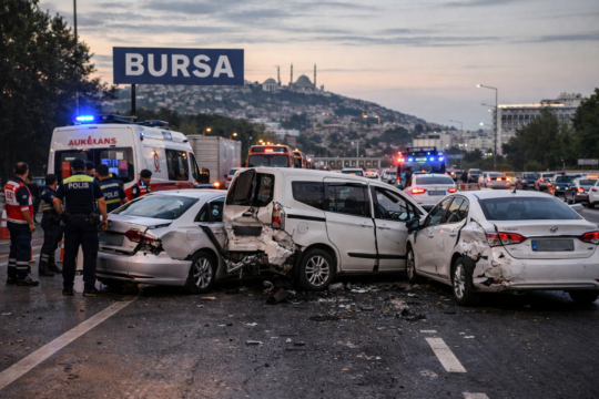 BURSA – Bursa’da sabah saatlerinde meydana gelen zincirleme trafik kazası,