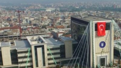 BUSKİ Çalışanlarından İmdat Çığlığı: “6 Aydır Yol ve Yemek Paralarımız Eksik!” Bursa Büyükşehir Belediyesi iştiraklerinden BUSKİ’de çalışan personeller, aylardır süregelen ödeme