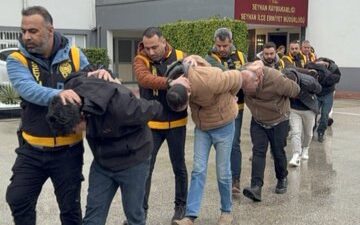 Adana'da film senaryolarını aratmayan bir yöntemle, dublör kullanarak sahte kimliklerle