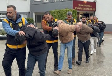 Adana'da film senaryolarını aratmayan bir yöntemle, dublör kullanarak sahte kimliklerle