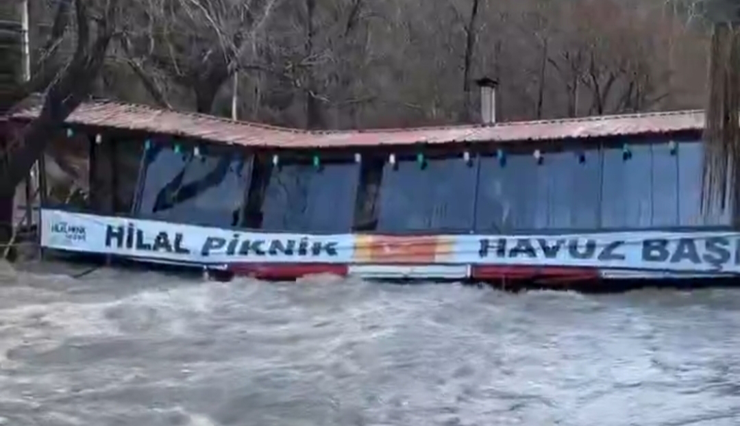 Antalya’da etkili olan şiddetli yağış ve fırtına, hayatı felç etmeye