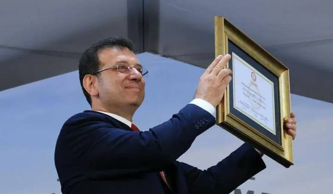 İstanbul Büyükşehir Belediye Başkanı Ekrem İmamoğlu, diploma davasında mahkeme salonunu