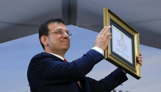 İstanbul Büyükşehir Belediye Başkanı Ekrem İmamoğlu, diploma davasında mahkeme salonunu