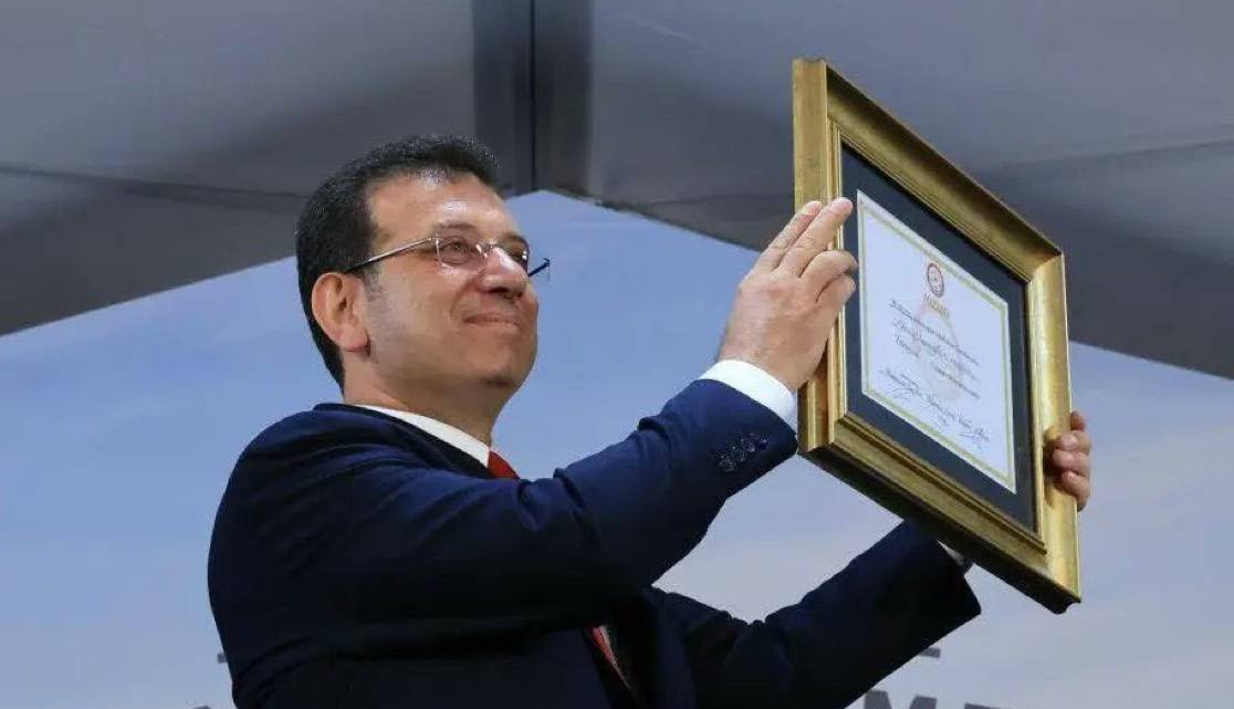 İstanbul Büyükşehir Belediye Başkanı Ekrem İmamoğlu, diploma davasında mahkeme salonunu