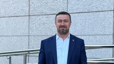 AK Parti Mustafakemalpaşa İlçe Başkanı Mutlu Turgut, parti binası önündeki