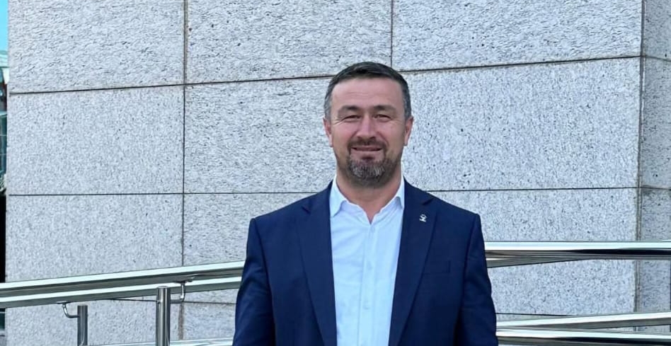 AK Parti Mustafakemalpaşa İlçe Başkanı Mutlu Turgut, parti binası önündeki