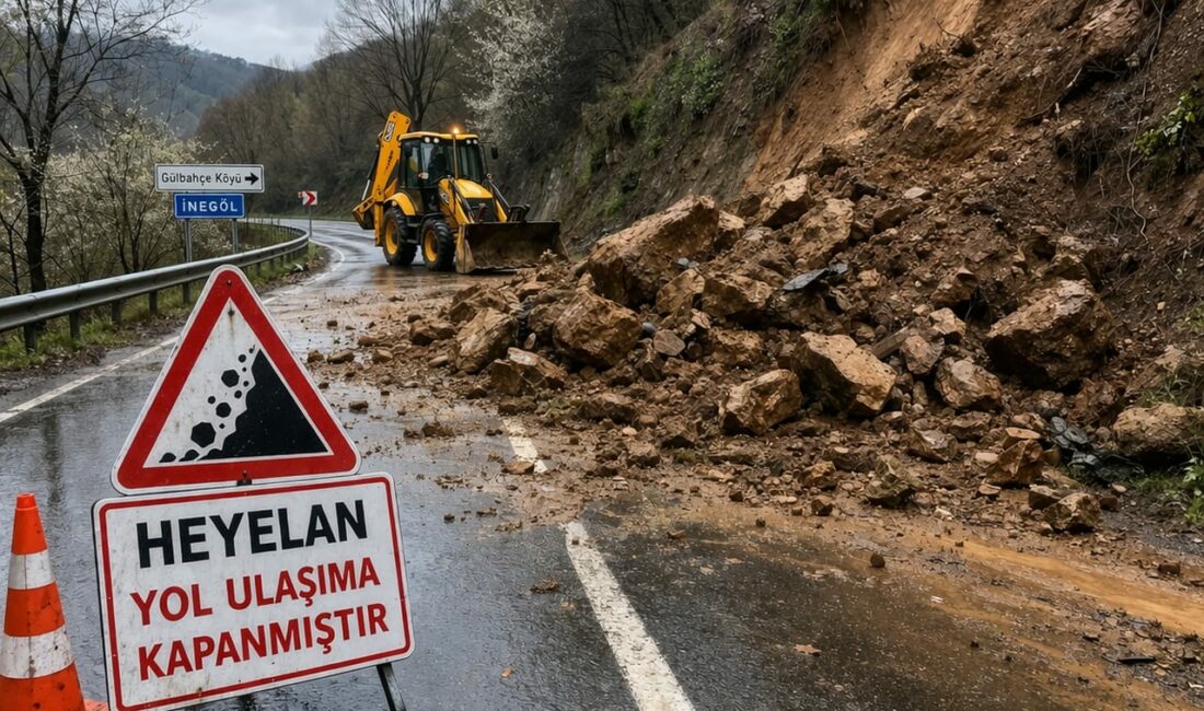 İnegöl’e bağlı Gülbahçe Köyü’nde meydana gelen heyelan sonrası yol trafiğe