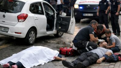 El freni çekilmeyen boş otomobil yokuş aşağı dehşet saçtı; kaldırımda