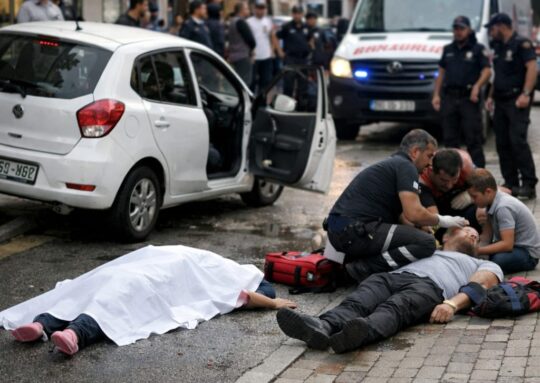 El freni çekilmeyen boş otomobil yokuş aşağı dehşet saçtı; kaldırımda