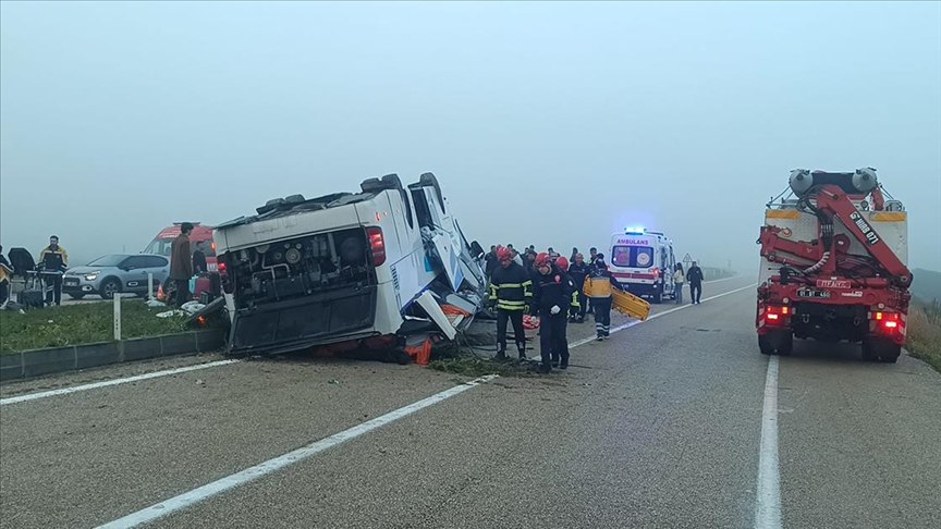 Adana’nın Kozan ilçesinde yolcu otobüsünün devrilmesi sonucu meydana gelen feci