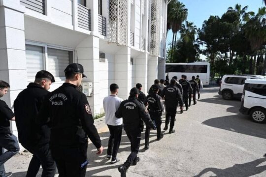 İş vaadiyle vatandaşları Mersin’e getirip banka hesabı ve GSM hattı