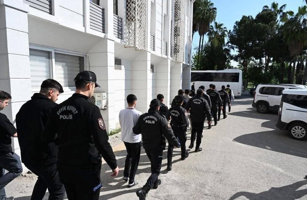 İş vaadiyle vatandaşları Mersin’e getirip banka hesabı ve GSM hattı