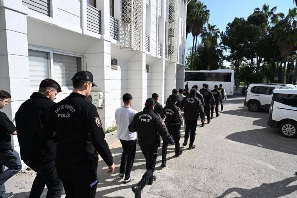 İş vaadiyle vatandaşları Mersin’e getirip banka hesabı ve GSM hattı