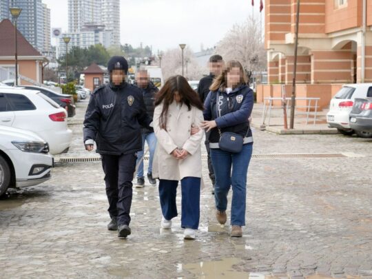 Kastamonu'da yeni doğan bebeğini poşete koyup çöpe attırdığı iddiasıyla yargılanan