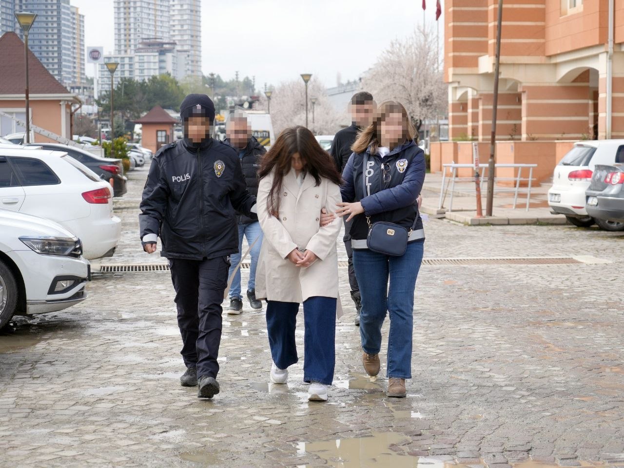Kastamonu'da yeni doğan bebeğini poşete koyup çöpe attırdığı iddiasıyla yargılanan