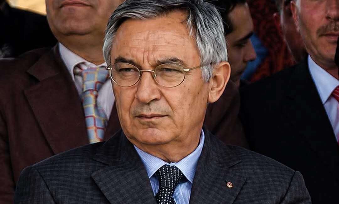 İzmir-Çeşme minibüsünde ayakta yolculuk yaparken polis kontrolüne takılan yolcunun kimliği