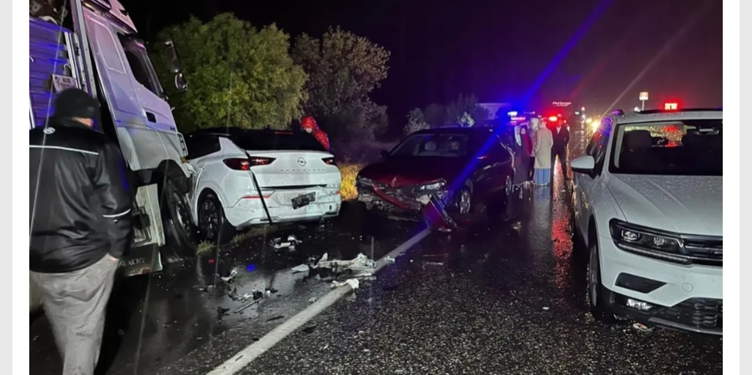 Uşak'ta 7 aracın karıştığı zincirleme trafik kazasında 4 kişi hayatını