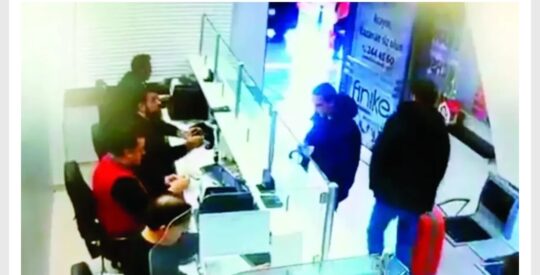 Döviz bürosu sahibi, “Genel merkeze para götürdüğünü söyledi” diye ifade