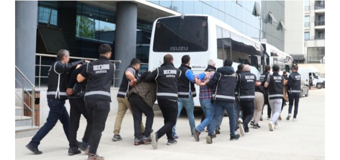 Bursa'nın Yenişehir ilçesindeki tefecilik ve yağma operasyonunda gözaltına alınan 14
