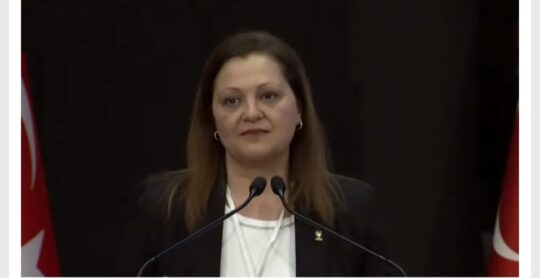 Afyonkarahisar Belediye Başkanı Burcu Köksal, parti genel merkezinde yapılan rozet