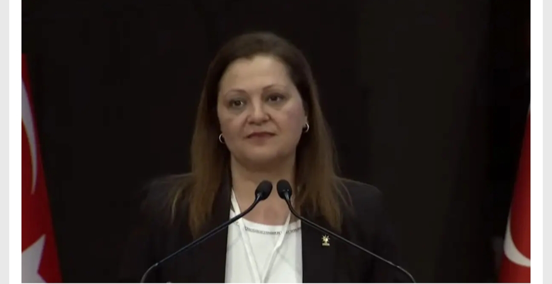 Afyonkarahisar Belediye Başkanı Burcu Köksal, parti genel merkezinde yapılan rozet