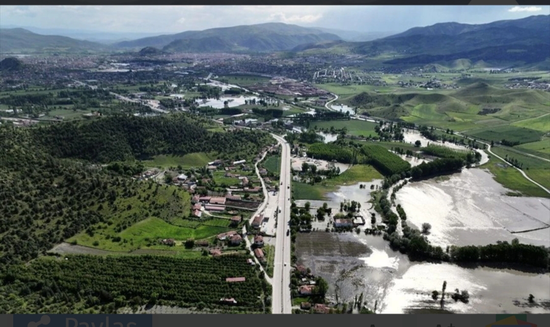 Tokat'ın Turhal ilçesinde taşkın nedeniyle tarım arazilerini su bastı.