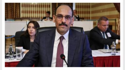 'Hibrit tehditler çağında yeni güvenlik mimarisi' konulu bir konferansta konuşan